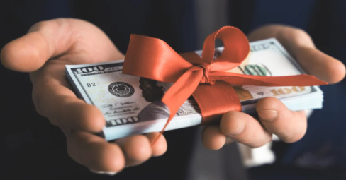 Many contractors running S-corps think, “I’ll just pay myself a big bonus at year-end, withhold taxes, and call it good.”Sounds smart, right? Not so fast.